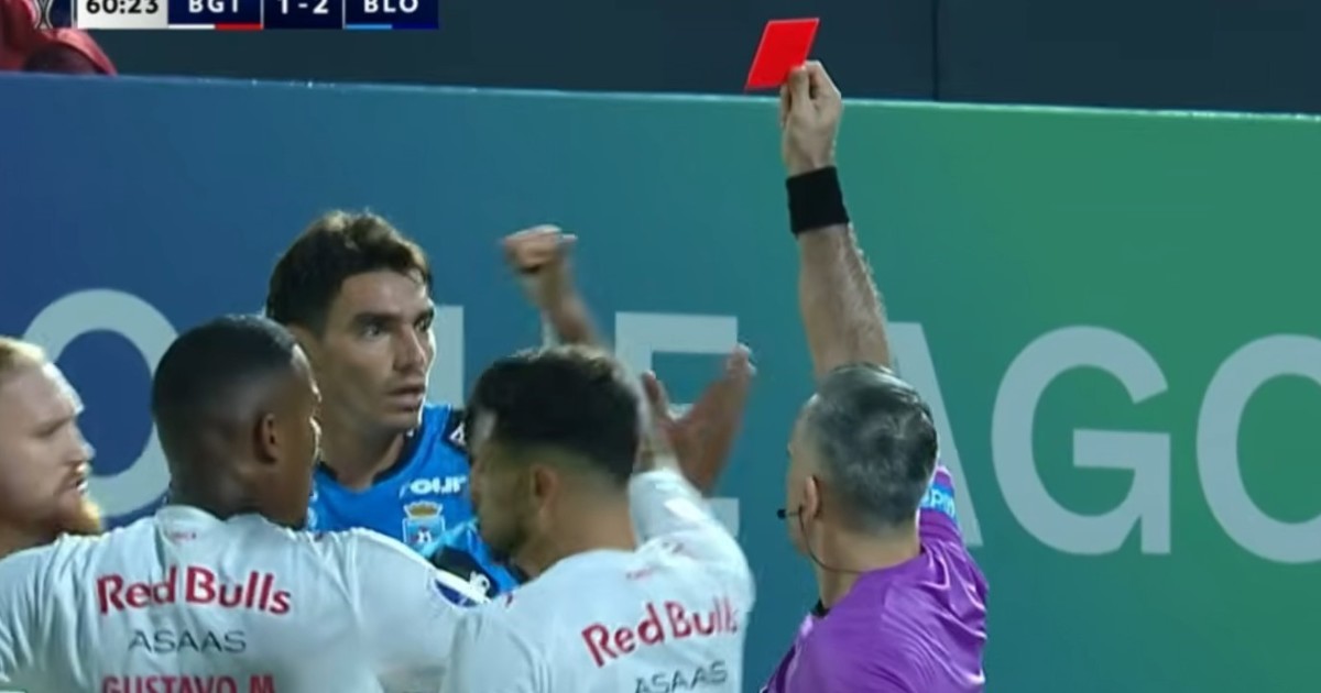 insolita-secuencia-en-la-copa-sudamericana:-un-argentino-pego-dos-patadas-en-la-misma-jugada,-le-sacaron-dos-amarillas-y-se-fue-expulsado