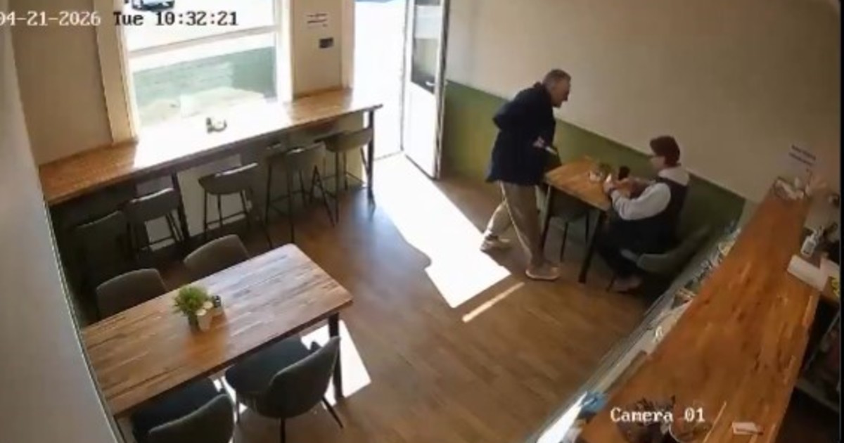 un-hombre-entro-a-un-cafe,-apunalo-a-un-cliente-y-sucedio-algo-increible