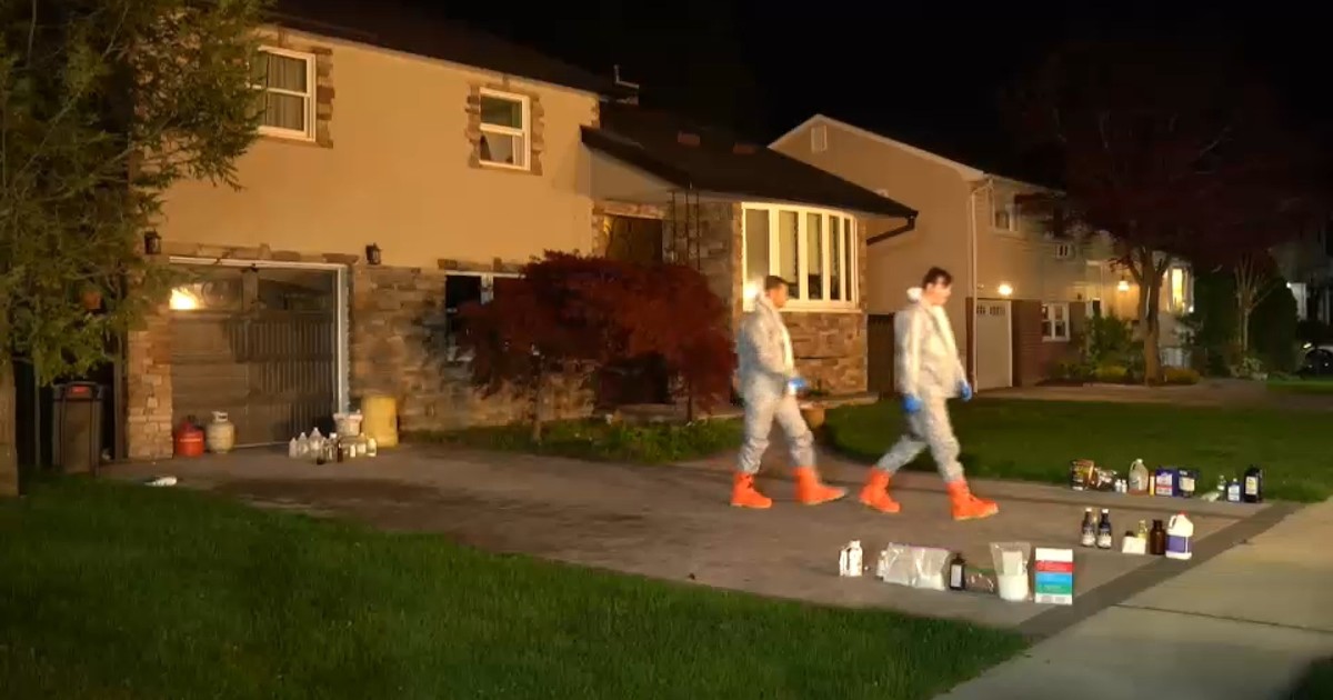 un-padre-y-su-hijo-fueron-arrestados-tras-encontrar-explosivos-en-su-casa-en-nueva-york:-el-joven-habria-dibujado-una-esvastica-en-su-escuela