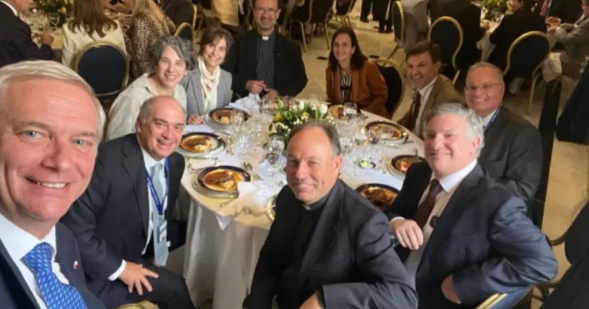 polemico-banquete:-el-nuevo-presidente-de-chile-invito-a-comer-a-50-amigos-de-la-facultad-al-palacio-de-la-moneda,-se-armo-un-escandalo-y-ahora-reconocio-que-«fue-un-error»