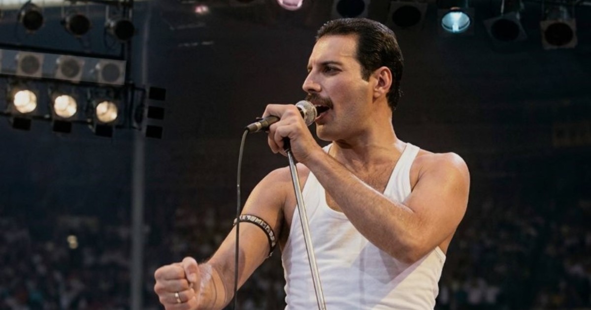 sale-a-subasta-el-iconico-microfono-dorado-que-usaba-freddie-mercury