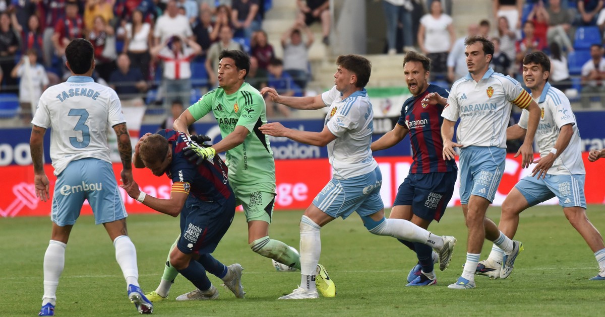 la-salvaje-agresion-de-esteban-andrada-sacude-al-futbol-espanol:-como-quedo-la-cara-de-pulido,-hermetismo-en-zaragoza-y-el-riesgo-de-una-sancion-historica