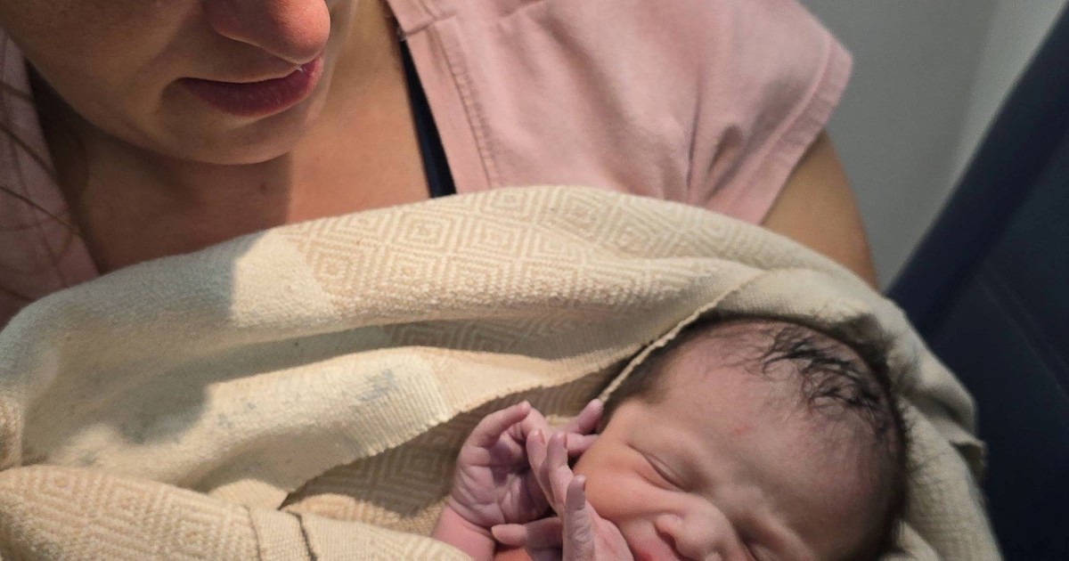 paramedicos-ayudaron-a-una-pasajera-a-dar-a-luz-en-pleno-vuelo