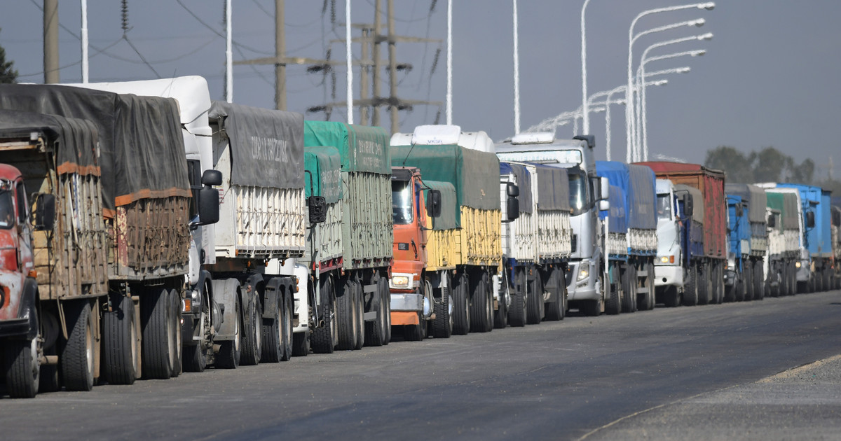 avalancha-de-camiones-en-los-puertos-de-rosario-por-el-fuerte-avance-de-la-cosecha-de-granos