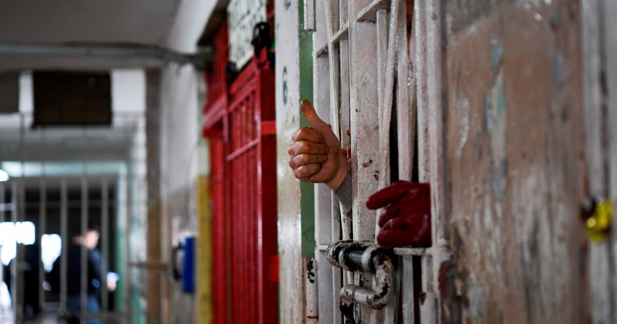 pabellon-vip-en-un-penal-de-la-plata:-investigan-una-organizacion-que-cobraba-canon-por-usar-un-sauna,-videojuegos-y-red-wifi-para-estafas